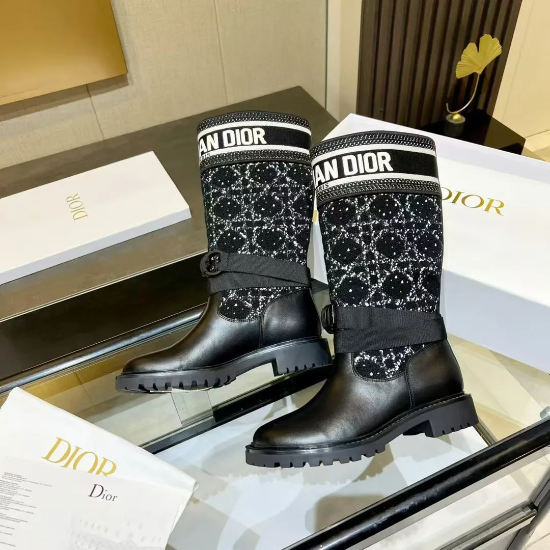 👟👟Ex-factory price 660👟👟 Dior color-blocking new autumn and winter boots high-top Dior CD 23ss autumn and winter latest high-definition poster style electric embroidery color-blocking letter logo round toe mid-calf women's boots Narnaxi's same low-heeled one-slip knight military boots original development top high-end version Material: Upper imported calfskin spliced with the latest imported technology electric embroidery fabric (not ordinary fly woven fabrics on the market) + water-dyed cowhide lining (not sheepskin lining on the market) + original molded TPU outsole + original molded letter buckle + the latest original box packaging at the counter Heel height: 3CM Size: 35-39 standard code (40.41 customization is not returnable)